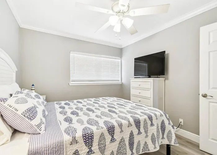 Waterfront Resort-style 3 Min To Beach! Clearwater Beach